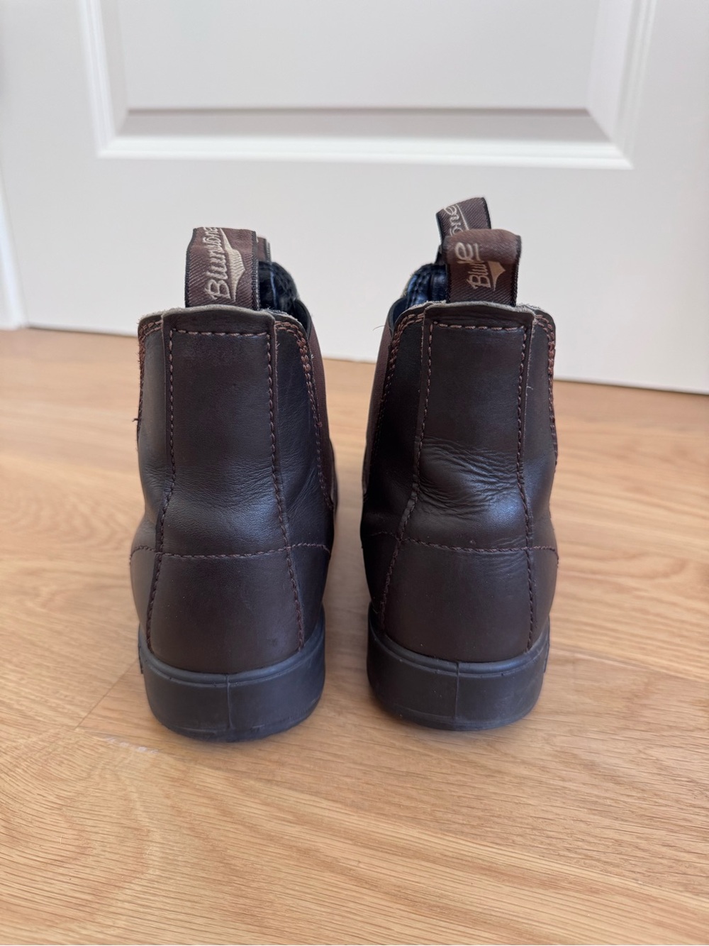 Blundstone 500 Classic Pull-On Boot - Dark Brown unisex (women’s 9) - Picture 2 of 12